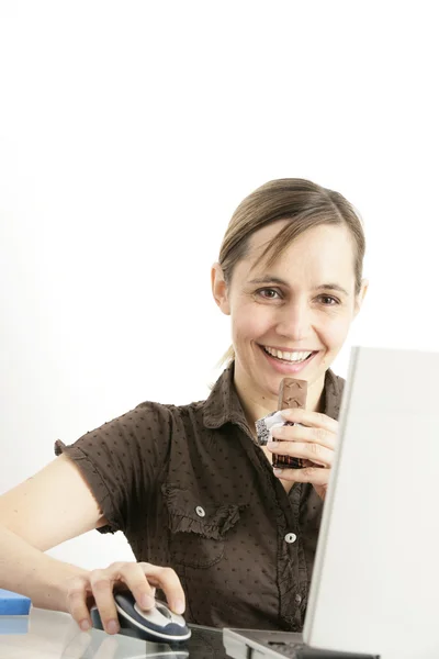 Frau beim Naschen — Stockfoto