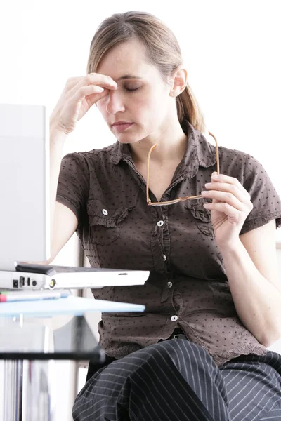 Frau mit Kopfschmerzen — Stockfoto