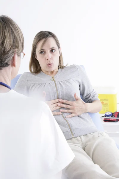 Mulher visita um médico — Fotografia de Stock