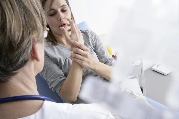 Mujer visita a un médico — Foto de Stock