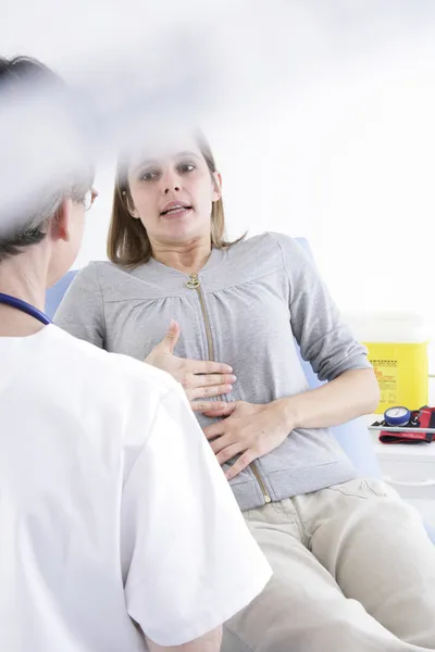 Vrouw bezoek een arts — Stockfoto