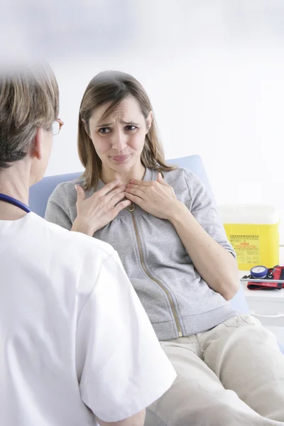 Mujer visita a un médico — Foto de Stock