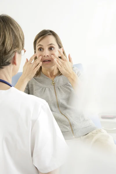 Frau geht zum Arzt — Stockfoto