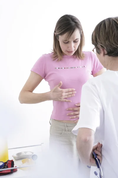 Mulher visita um médico — Fotografia de Stock