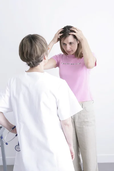 Mujer visita a un médico — Foto de Stock