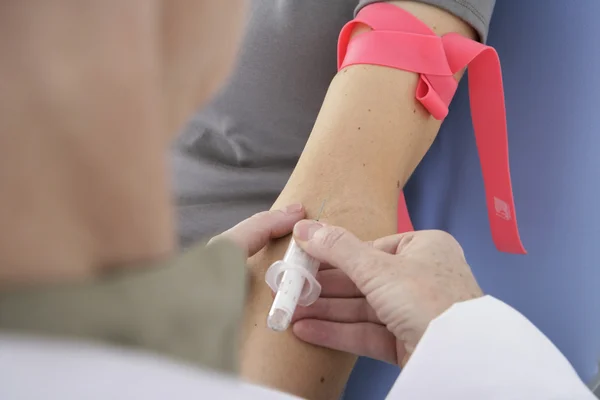 SPECIMEN DI SANGUE IN UNA DONNA — Foto Stock