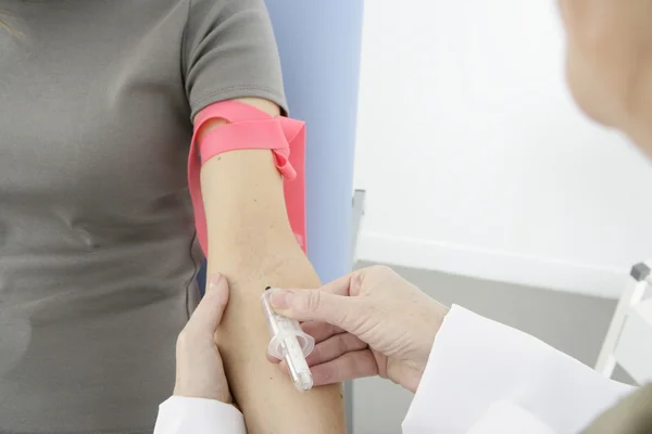 ESPECIÁRIOS DE SANGUE EM UMA MULHER — Fotografia de Stock