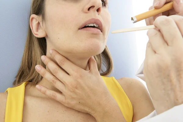 Mujer visita a un médico — Foto de Stock