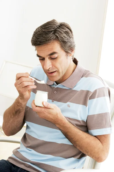 Hombre comiendo yogur — Foto de Stock