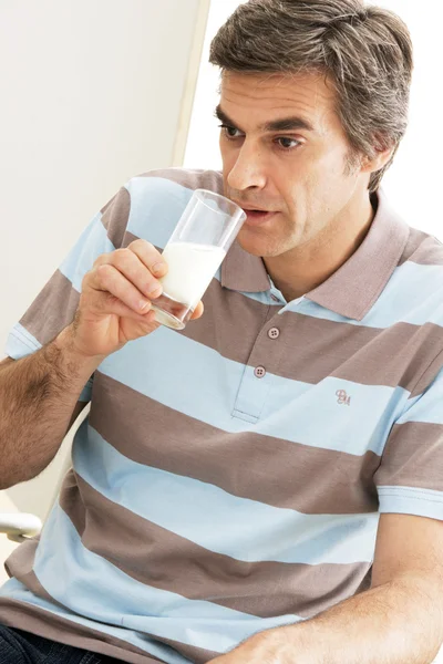 L'HOMME PRENANT LA MÉDICATION — Photo