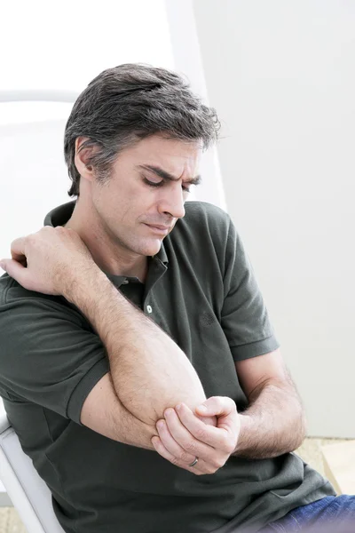 MAN WITH PAINFUL ELBOW — Stock Photo, Image