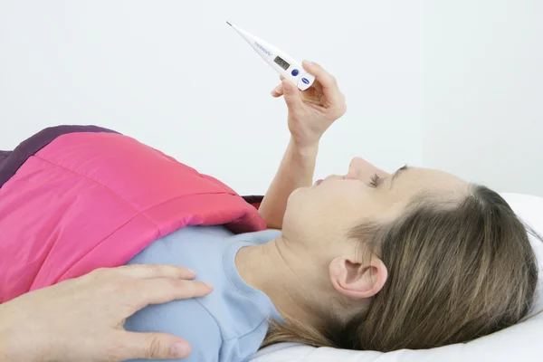 Mujer con fiebre — Foto de Stock