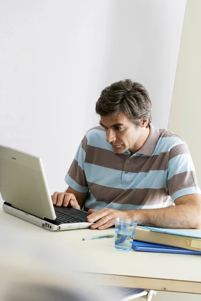 UOMO CHE UTILIZZA UN COMPUTER — Foto Stock