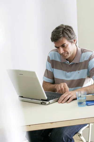 Άνθρωπος, χρησιμοποιώντας έναν υπολογιστή — Φωτογραφία Αρχείου