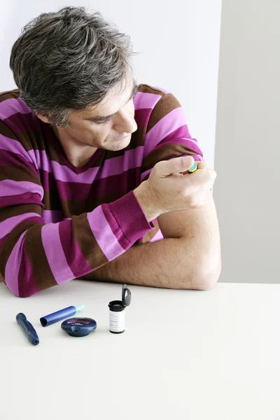 Behandeling van diabetes in een man — Stockfoto