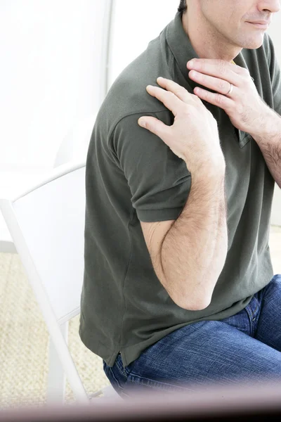 Bir erkeğin omuz ağrısı — Stok fotoğraf