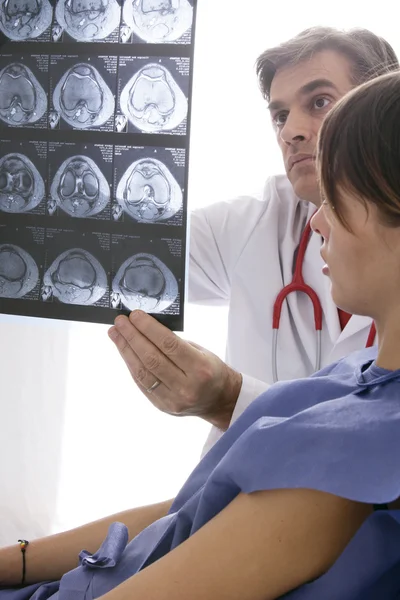 MUJER EN LA CONSULTA HOSPITAL — Foto de Stock