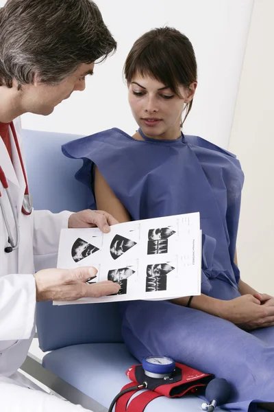 MUJER EN HOSP. CONSULTA. DIÁLOGO — Foto de Stock