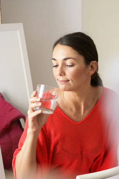 のどが渇いている女性 — ストック写真