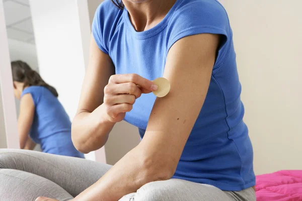 MUJER TRATAMIENTO PARA Fumar — Foto de Stock