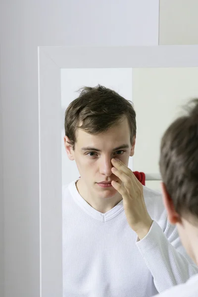 Mann mit Spiegel — Stockfoto