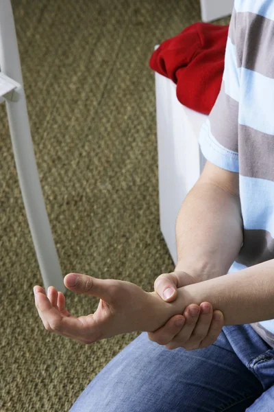 Pijnlijke pols in een man — Stockfoto