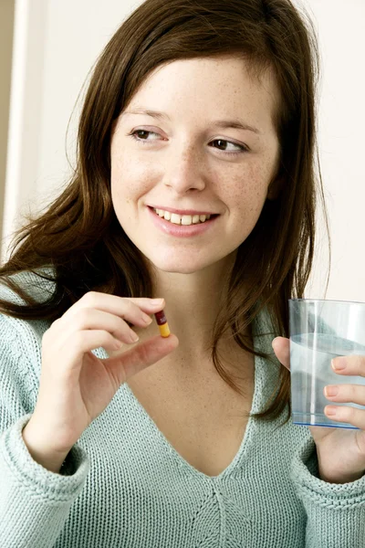 Mujer tomando medicamentos —  Fotos de Stock