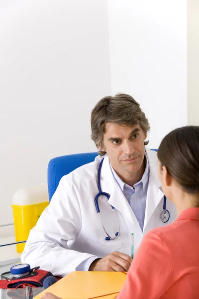 MUJER EN HOSP. CONSULTA. DIÁLOGO — Foto de Stock