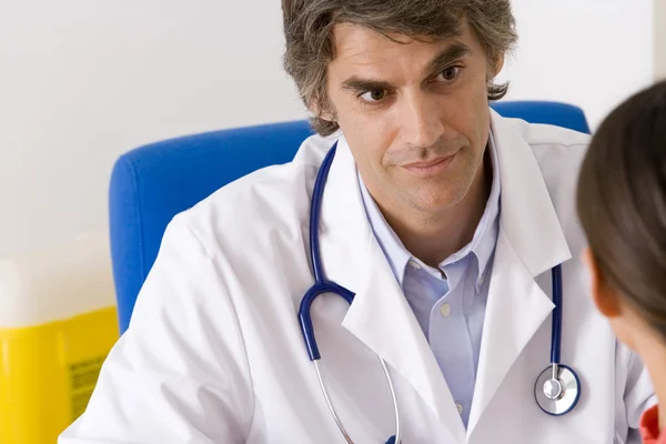 MUJER EN HOSP. CONSULTA. DIÁLOGO — Foto de Stock