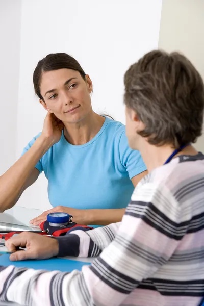 Frau in Absprache — Stockfoto