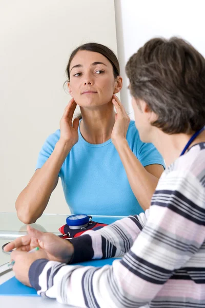 Vrouw in overleg — Stockfoto