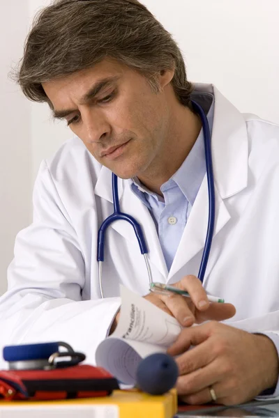 DOCTOR WITH MEDICAL RECORD — Stock Photo, Image