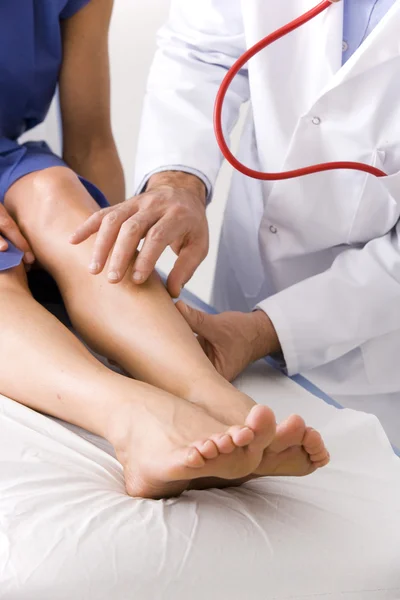 Nogi, symptomatologii w kobiecie — Zdjęcie stockowe