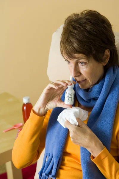 ELDERLY PERSON USING NOSE SPRAY — Stock Photo, Image