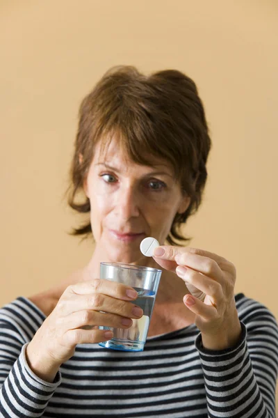 Vrouw nemen medicatie — Stockfoto