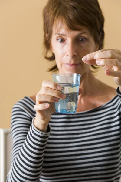 Frau nimmt Medikamente — Stockfoto