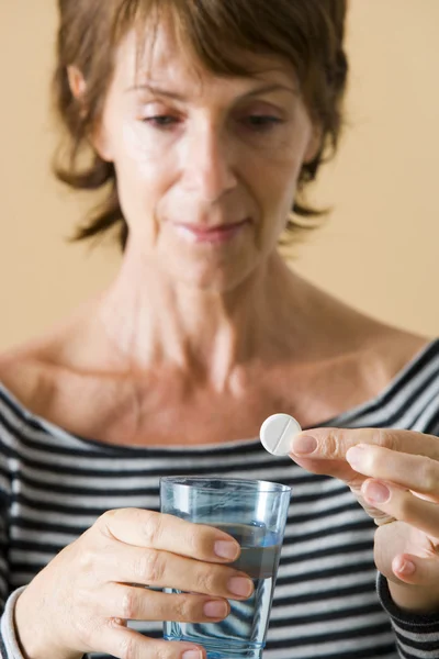 Vrouw nemen medicatie — Stockfoto