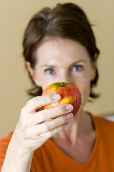 Äldre person äta frukt — Stockfoto