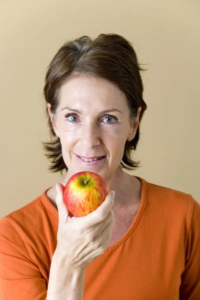 PERSONNE ÂGÉE MAGANT DES FRUITS — Photo