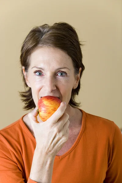 Äldre person äta frukt — Stockfoto