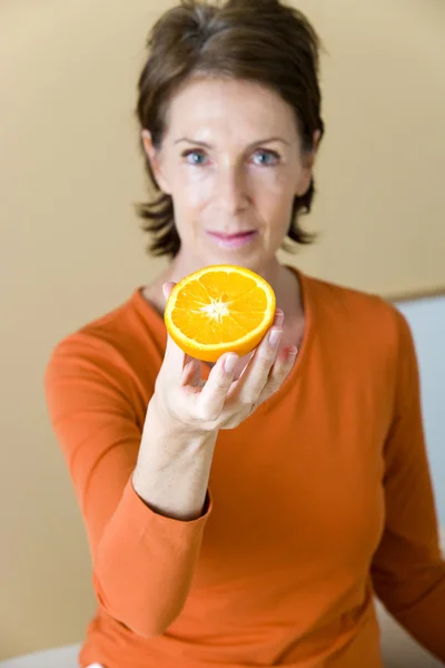 PERSONA PRINCIPAL COMIENDO FRUTAS — Foto de Stock