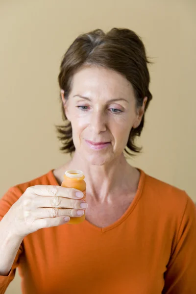 ELDERLY PERSON WITH COLD DRINK — Stock Photo, Image