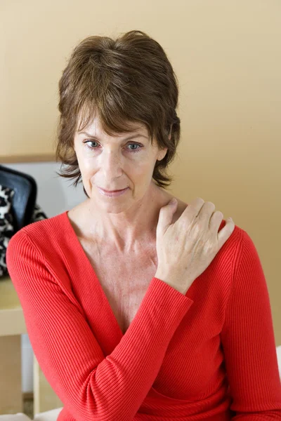 SHOULDER PAIN IN AN ELDERLY P. — Stock Photo, Image