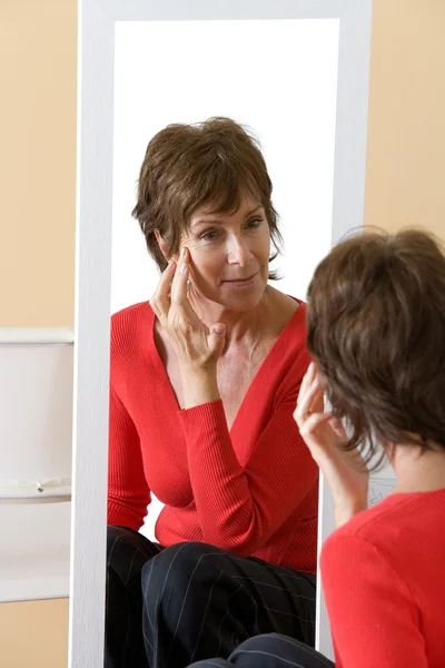 Femme avec miroir — Photo