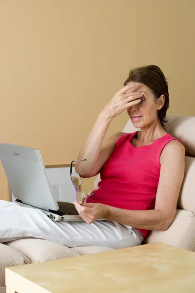 Persona de edad avanzada con dolor de cabeza — Foto de Stock