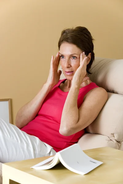 Persona de edad avanzada con dolor de cabeza —  Fotos de Stock