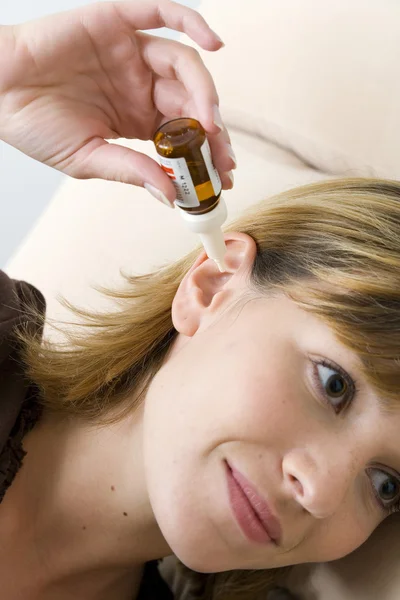 Leczenie uszu, kobieta — Zdjęcie stockowe