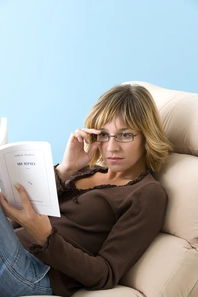 Mulher leitura — Fotografia de Stock