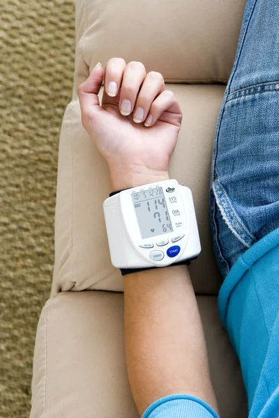 BLOOD PRESSURE, WOMAN — Stock Photo, Image