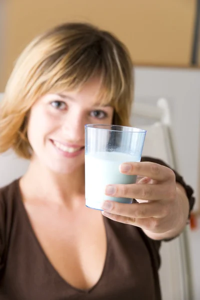 Frau, Milchprodukt — Stockfoto